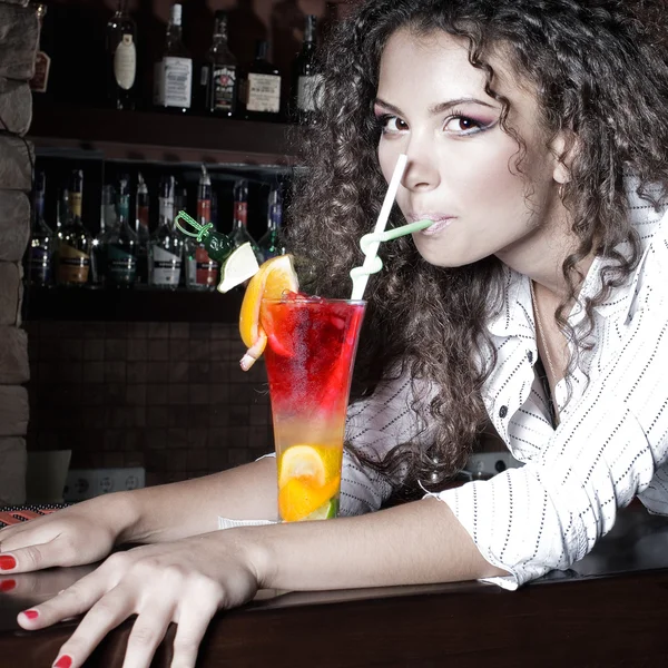 Brunette meisje met coctail in bar — Stockfoto