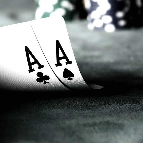 Two aces and chips — Stock Photo, Image