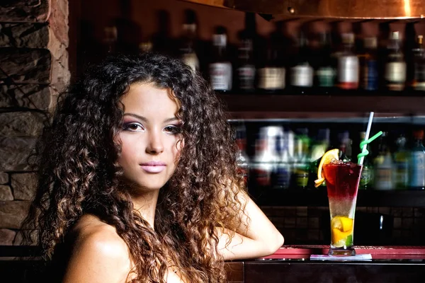 Menina morena com coquetel no bar — Fotografia de Stock