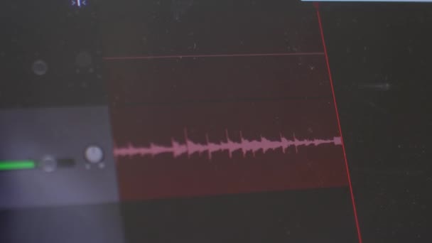 Звукозапись музыкального трека в студии, экран ноутбука — стоковое видео