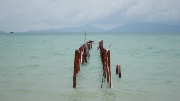 De pilaren van de oude houten pier — Stockvideo