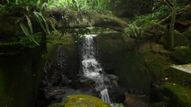 Tayland, orman, taşların arasında şelale