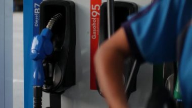 Benzini benzin istasyonunda bir motosiklete doldur.