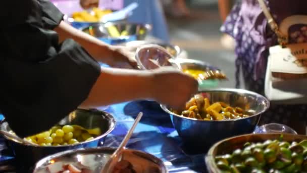 Makan siang makanan jalanan Thailand. — Stok Video