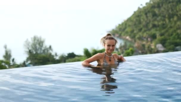 Jovem nada na piscina — Vídeo de Stock