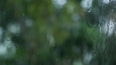 Bardaktan boşanırcasına yağmur yağıyor, yaz yağmuru...