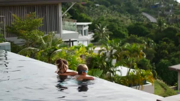 Mãe e filha nadam na piscina — Vídeo de Stock