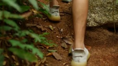 Dağ yolu, marş. Çerçevede erkek ayakları