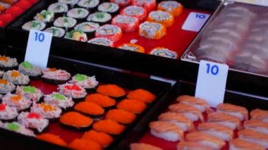 Bir sokak satıcısının tezgahında suşi.