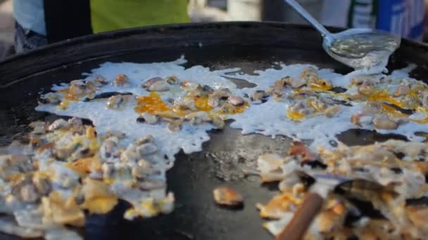 Ταϊλανδέζικη. Τεράστια χύτρα, τηγανητά αυγά — Αρχείο Βίντεο