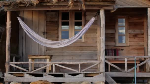 Dřevěný bungalov s houpací sítí, Thajsko — Stock video