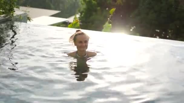 Νεαρή γυναίκα κολυμπάει στην πισίνα — Αρχείο Βίντεο