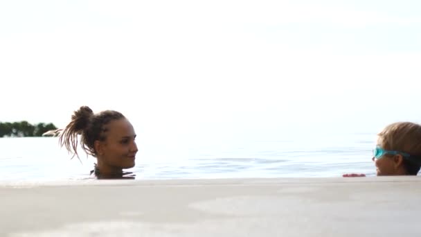 Мама і дочка поплавати у басейні — стокове відео