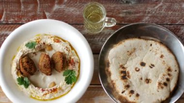 Falafel ve pide, bir restoranda vejetaryen yemeği.