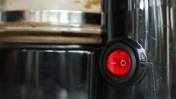 Красная кнопка питания на кофеварке, включить и выключить — стоковое видео