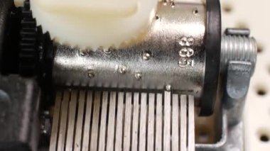 İçerideki müzik kutusu, klaimba mekanizması