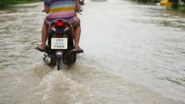 Koh Phangan, Tayland, 01 Aralık 2021. Şiddetli yağmurlar sonrası adaya sel baskını.