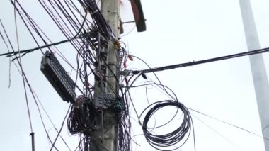 Direkte elektrik kabloları, elektrik hattı.