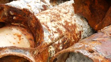 Çöplükteki eski paslı borular.