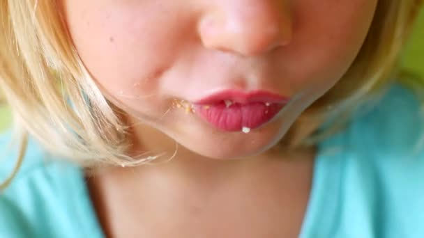 ブロンドの女の子はクッキー、肖像画を食べる — ストック動画