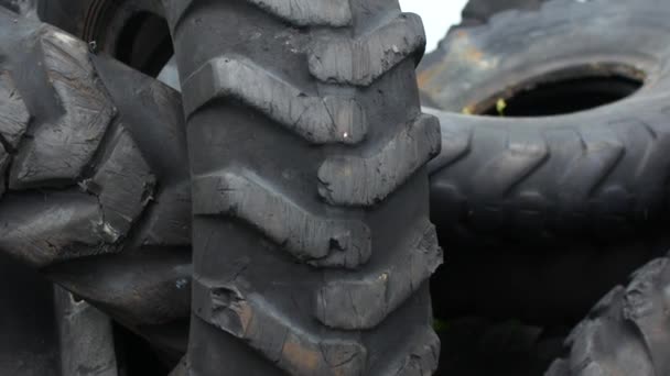 Vieux pneus qui fuient des camions empilés dans un tas — Video