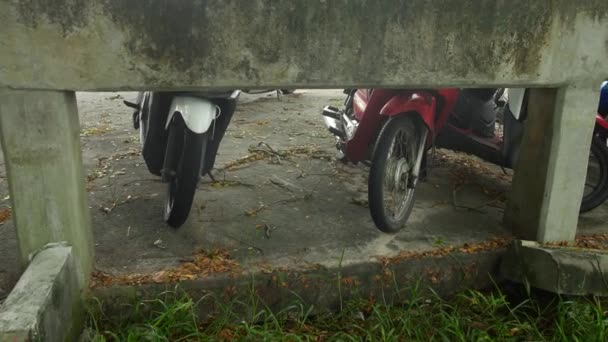 Parkeren van motoren onder het dak, regenseizoen in Thailand — Stockvideo