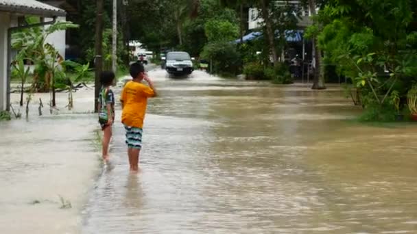 Koh Phangan, Thajsko, 01 Prosinec 2021, záplavy na ostrově po silných deštích — Stock video