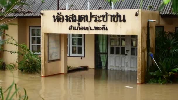 Koh Phangan, Thailand, 01. Dezember 2021, Überschwemmungen auf der Insel nach heftigen Regenfällen — Stockvideo