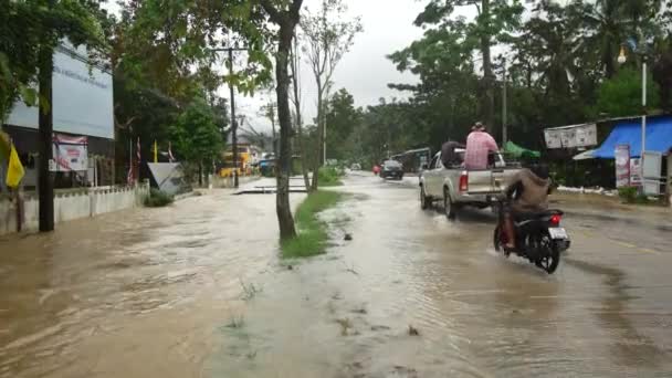 Koh Phangan, Tayland, 01 Aralık 2021. Şiddetli yağmurlar sonrası adaya sel baskını. — Stok video