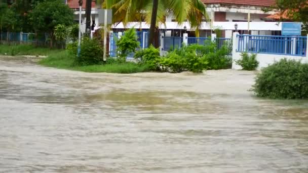 Koh Phangan, Thajsko, 01 Prosinec 2021, záplavy na ostrově po silných deštích — Stock video