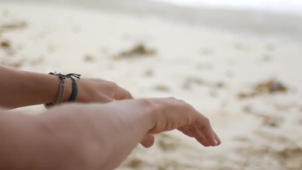 Mãos masculinas em movimentos suaves — Vídeo de Stock