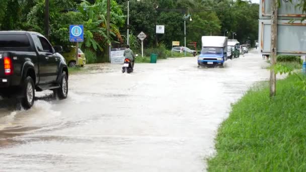 Koh Phangan, Thaiföld, 01 December 2021, Árvíz a szigeten heves esőzések után — Stock videók