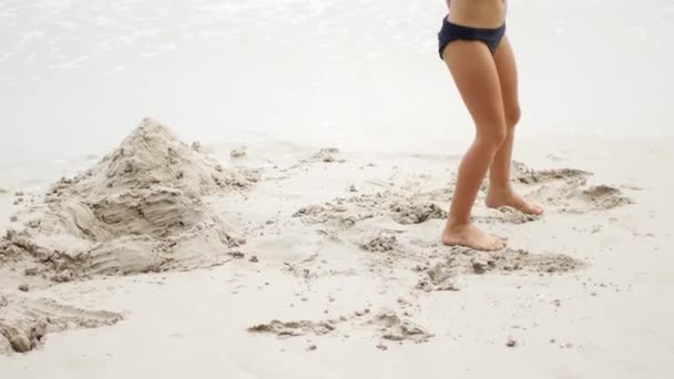 7-årig pige på stranden, sandslotte – Stock-video