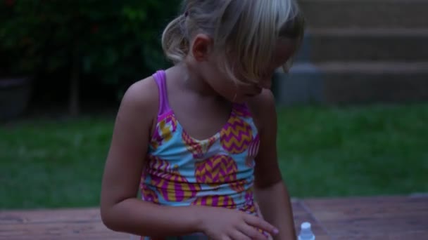 Egy trópusi gyermek szúnyogriasztóval kezeli a bőrt. — Stock videók