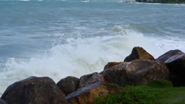 Tayland 'da bir adanın kıyısında küçük bir fırtına — Stok video