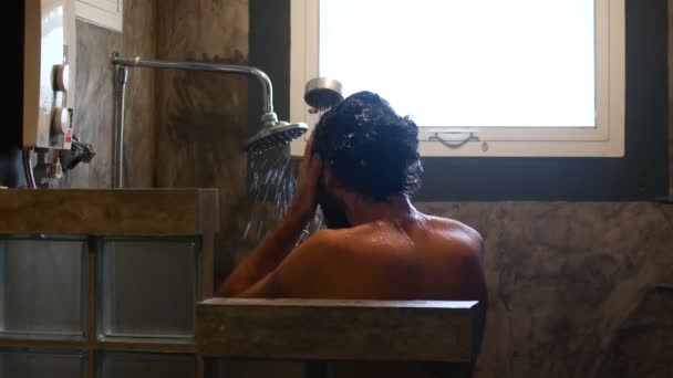 Мужчина принимает душ — стоковое видео