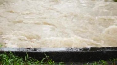 Tayland 'daki yağmur mevsiminin sonuçları, adanın sel basmış sokakları.