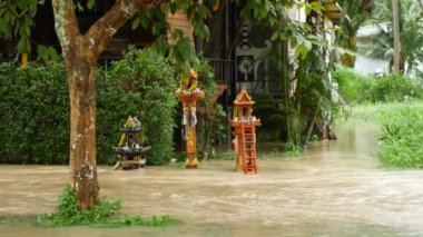 Tayland 'daki yağmur mevsiminin sonuçları, adanın sel basmış sokakları.