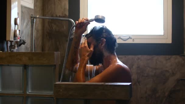 Мужчина принимает душ — стоковое видео