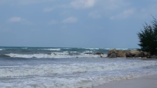 Een kleine storm op de kust van een eiland in Thailand — Stockvideo