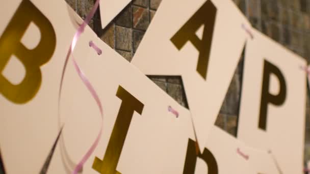 Banderas de cumpleaños decorativas con letras — Vídeos de Stock