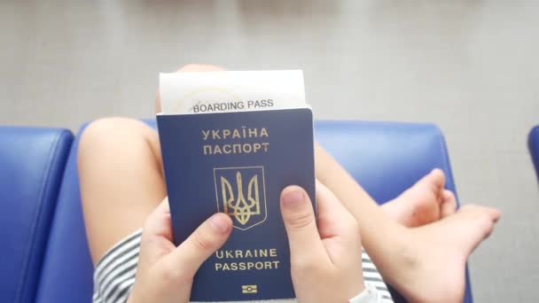 彼の手にパスポートを持って空港で悲しいウクライナの子供難民 — ストック動画