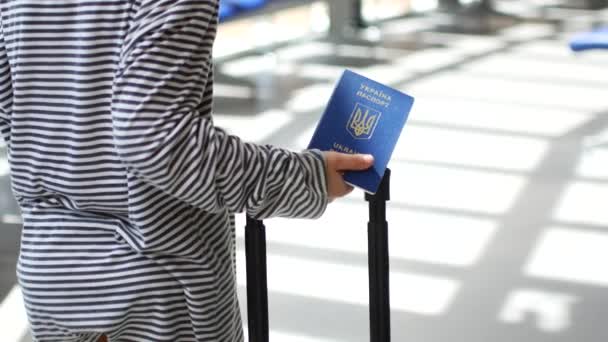 Triste Enfant Réfugié Ukrainien Aéroport Avec Passeport Dans Ses Mains — Video