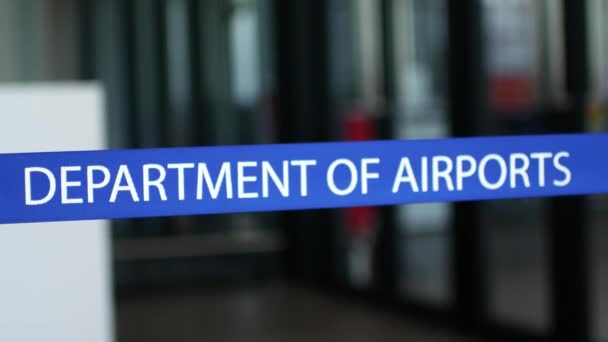 Nastro Separazione Aeroporto Con Dipartimento Iscrizione Degli Aeroporti — Video Stock
