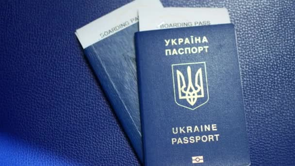 Rus Saldırıları Yüzünden Ülkeyi Terk Etmeye Zorlanan Ukrayna Pasaportları — Stok video