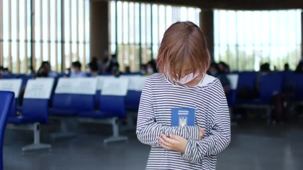 Triste Enfant Réfugié Ukrainien Aéroport Avec Passeport Dans Ses Mains — Video