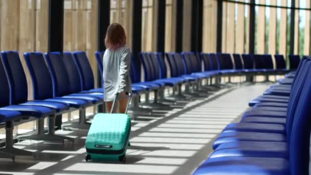 Enfant Traverse Salle Attente Aéroport Porte Valise — Video