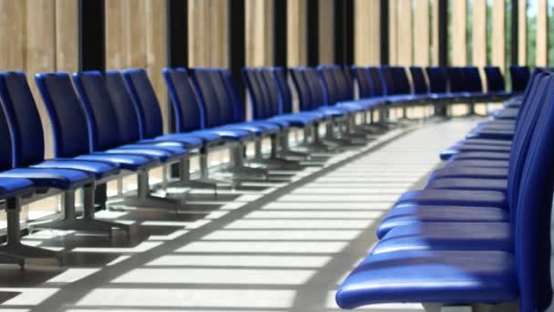 Порожня Кімната Очікування Аеропорту Блакитні Крісла Промені Сонця Вікна — стокове відео