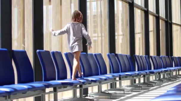 Enfant Court Dans Salle Attente Aéroport Regarde Par Les Fenêtres — Video