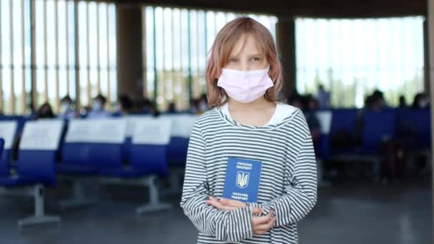 彼の手にパスポートを持って空港で悲しいウクライナの子供難民 — ストック動画